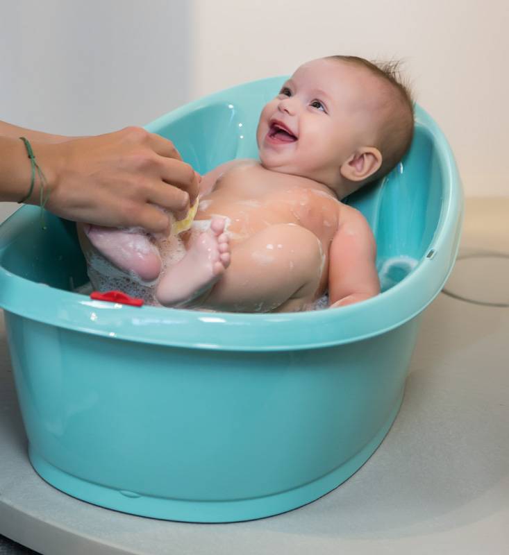 Как часто нужно купать ребенка до года - купать или подмывать?