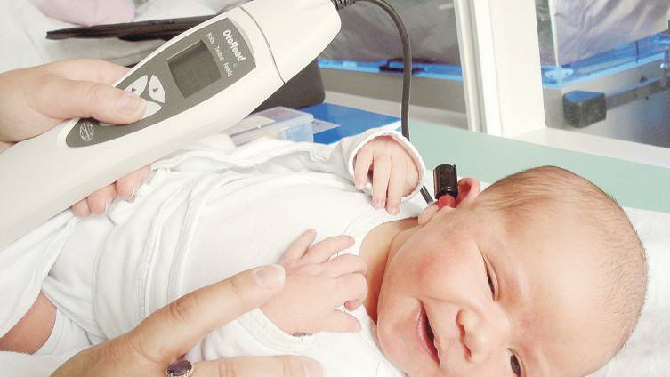 Методы проверки слуха у новорожденных деток. способы врачей роддома. как могут проверить слух родители в домашних условиях? | здоровье, развитие и уход за грудничком