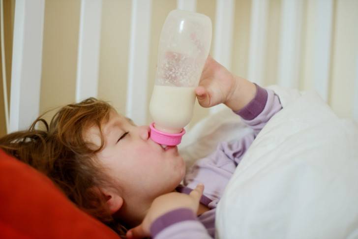 8 советов как отучить ребенка от укачивания и убаюкивания на руках перед сном