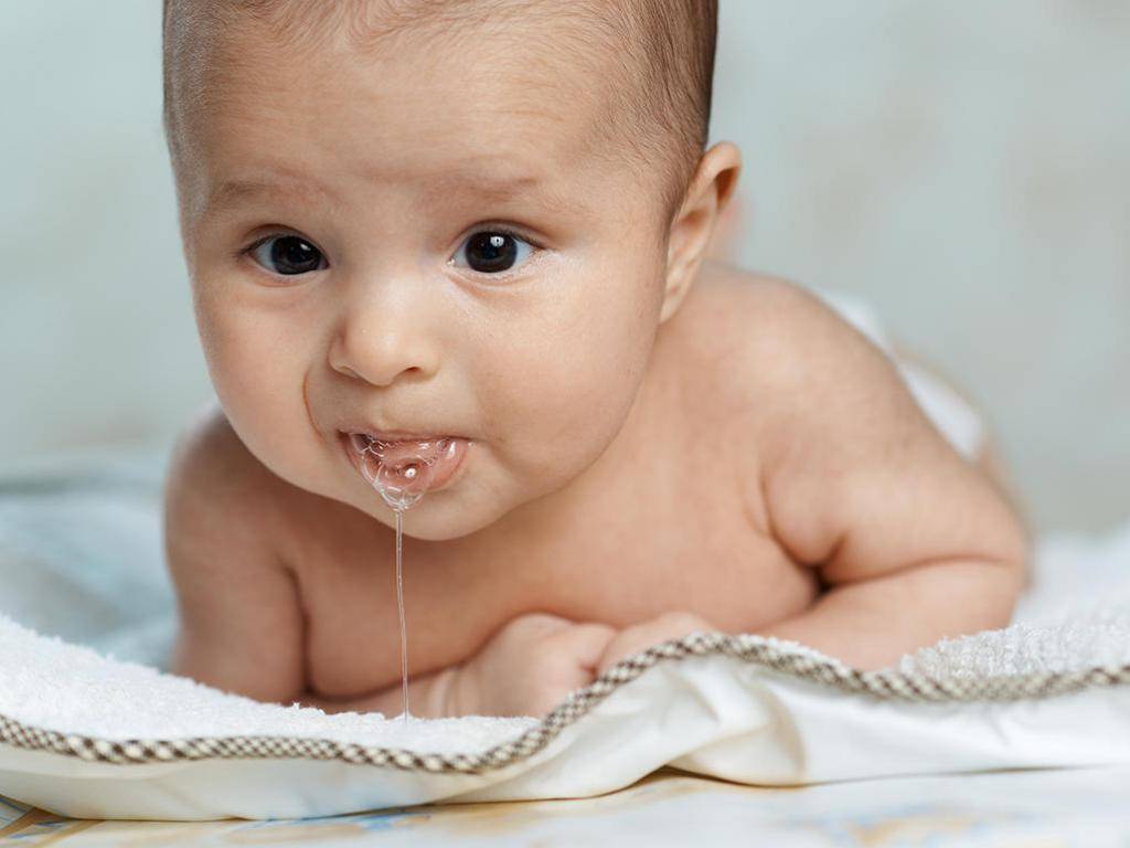 Ребенок в 2-3 месяца сосет кулак, текут слюни пузырями: почему наблюдается обильное слюноотделение?