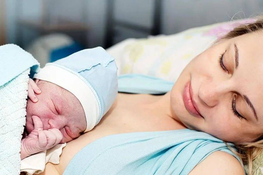 Как обращаться с новорождённым в первые дни: кормление и уход
