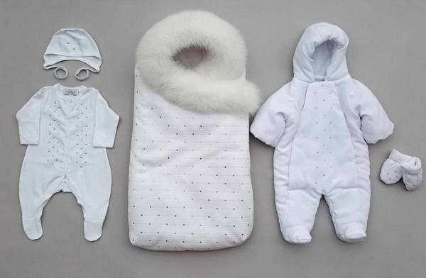 Выбор зимнего гардероба для грудничка: что одеть ребенку под конверт