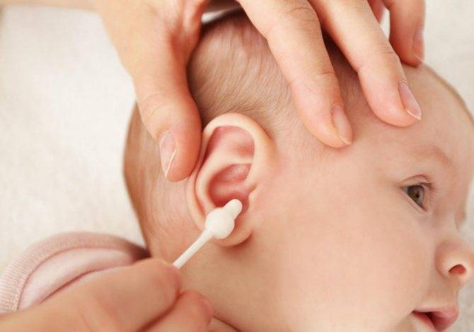Как чистить ушки новорожденному, грудному ребенку: видео об уходе за ушами