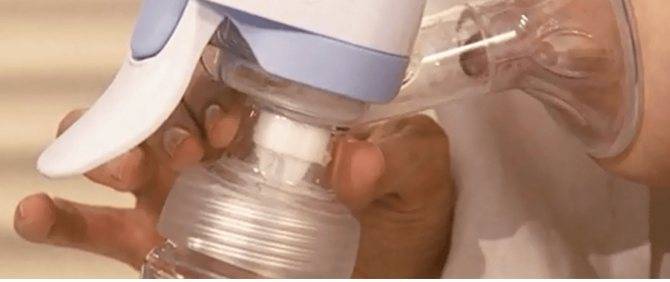 Как правильно сцеживать грудное молоко руками: техника самостоятельного сцеживания в бутылочку, как сцедить вручную.