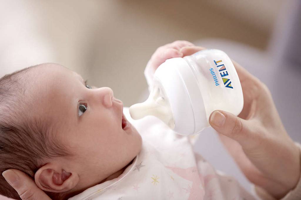 Как кормить ребенка сцеженным грудным молоком из бутылочки