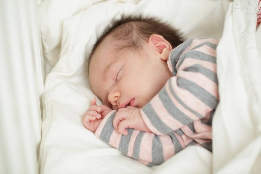 Новорожденный ребенок слишком много спит: стоит ли беспокоиться, каковы нормы сна для младенца?