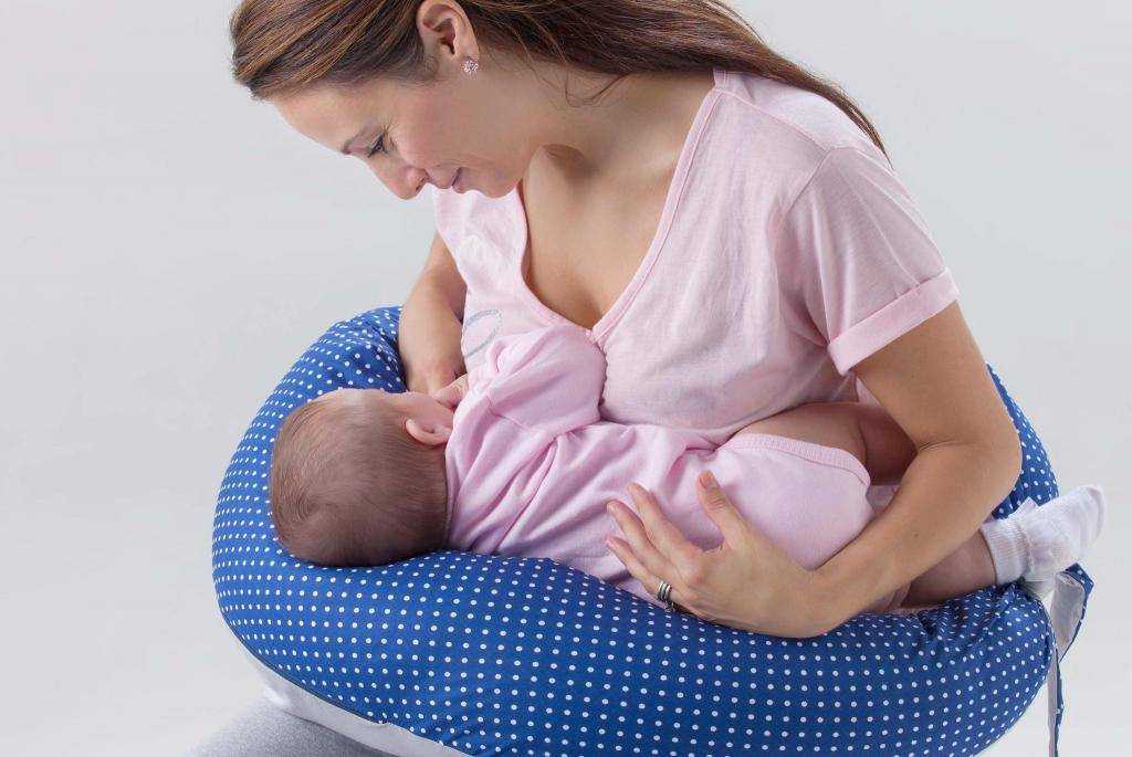 Как правильно кормить новорожденного лежа