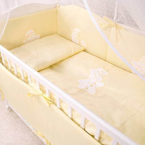 Комплект в кроватку для новорожденных из 7 предметов: входят ли в детский набор бортики и балдахин, а также в чем отличие от постельного белья из 4 и 6 вещей?