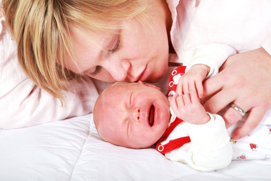 Если новорожденный плачет перед мочеиспусканием: причины и что делать