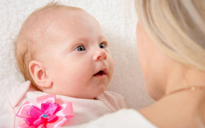 Когда ребёнок начинает видеть и слышать после рождения?