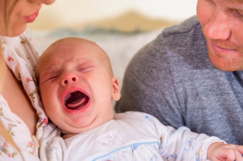 Новорожденный ребенок плачет. почему?