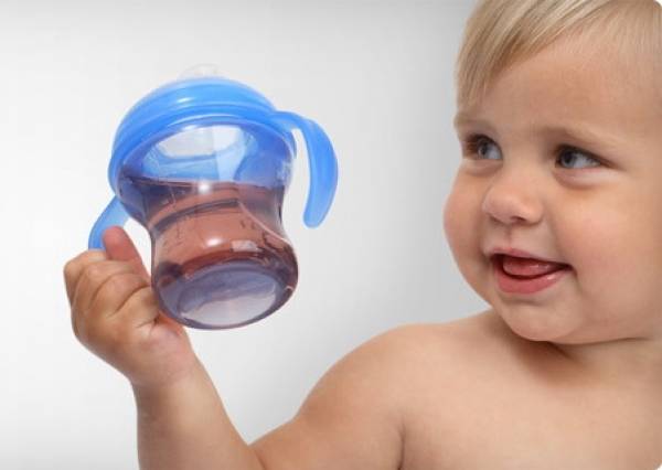 Как приучить ребенка пить воду: с какого возраста нужно начинать, правила для детей до года и старше