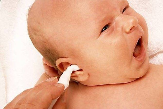 Что делать, если новорожденному попала вода в ухо? полезные советы