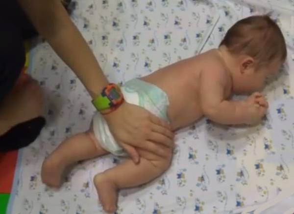 Ребенок в 5 месяцев не переворачивается со спины на живот: почему, что делать