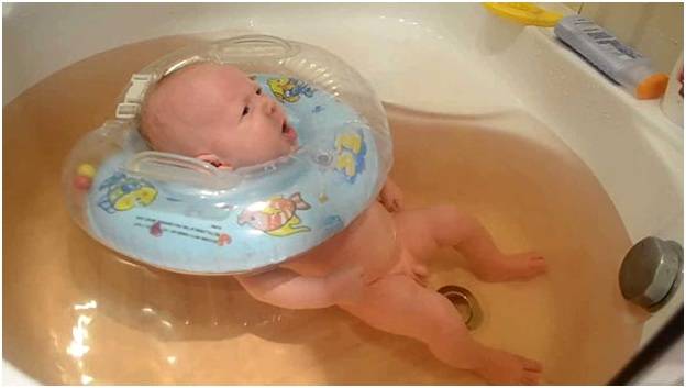 Основные причины, по которым новорожденных нужно купать в кипяченой воде: как долго ребенку необходимы такие ванны?