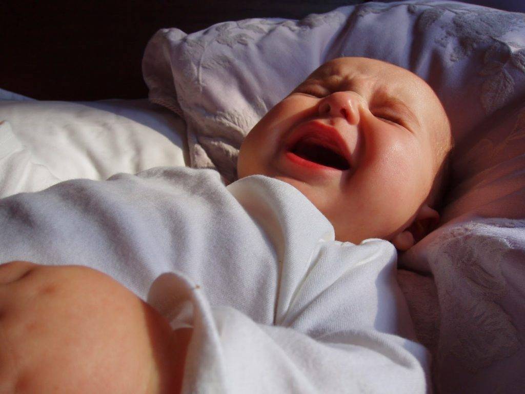 Новорожденный беспокойно спит кряхтит и ерзает