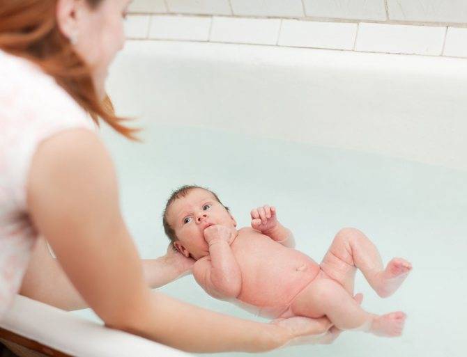 Все, что нужно знать о том, как правильно купать ребенка от 1 до 5 месяцев и после