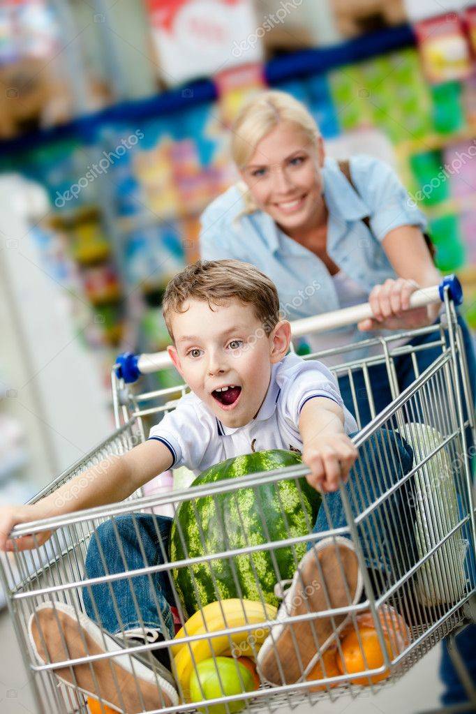 Дети в тележках супермаркетов - страна мам