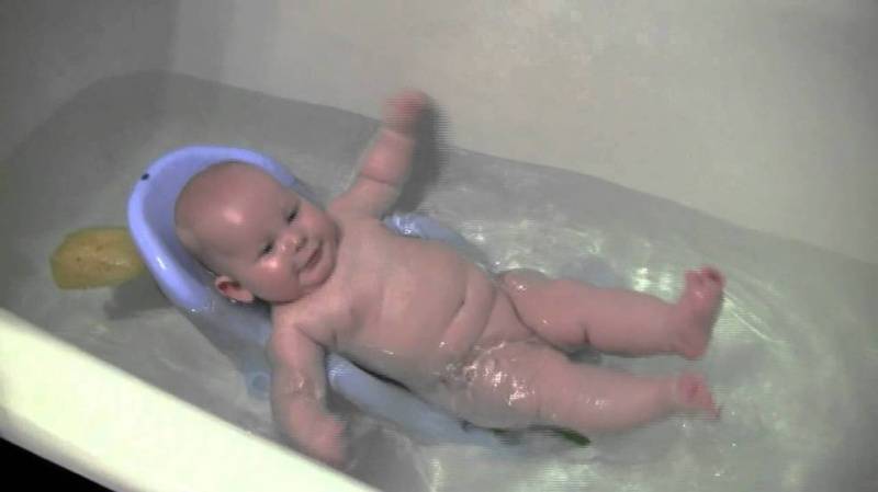 Как купать ребенка в большой ванне