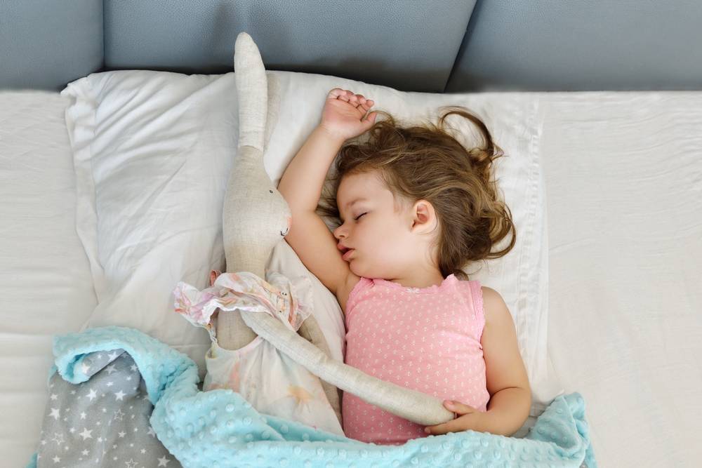 Как отучить ребёнка спать на руках?