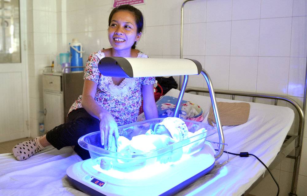 Фототерапия при желтухе у новорожденных: лечение в домашних условиях с помощью лампы