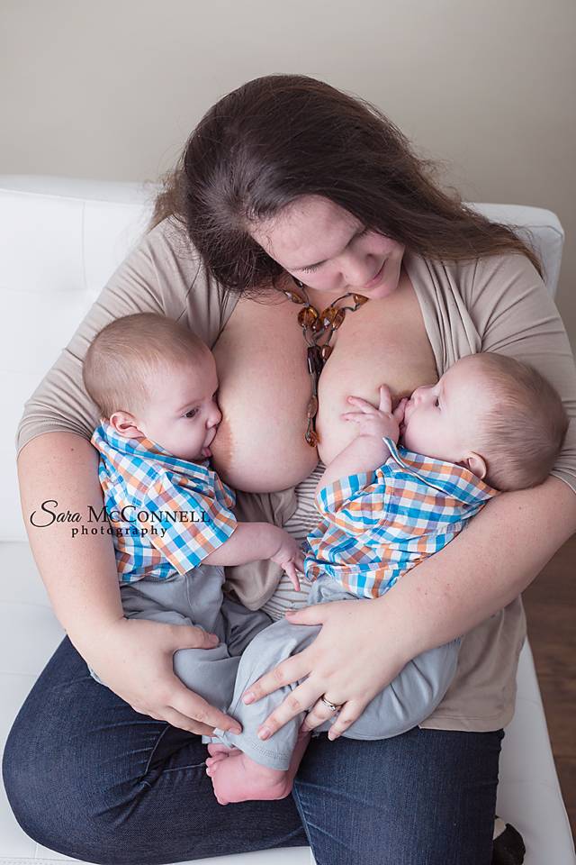 Кормление грудью детей-близнецов. кормление близнецов
