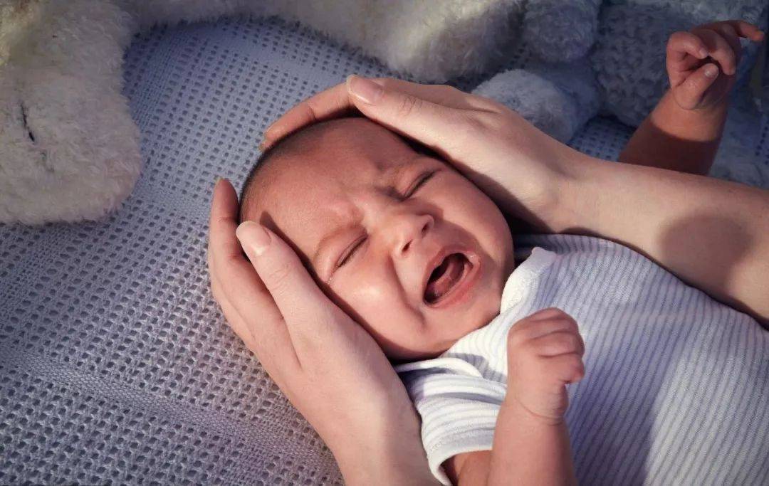 Почему младенцы улыбаются во сне: что это значит если новорожденный спит и смеется
