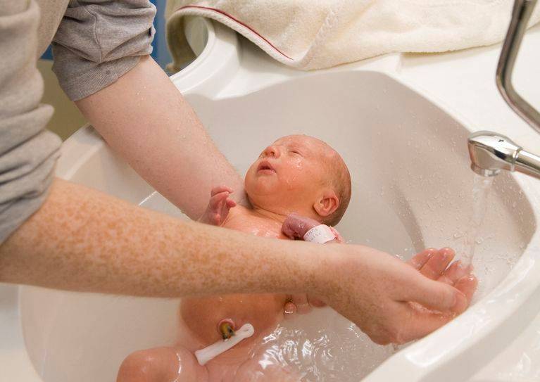 Как купать новорожденного ребенка первый раз дома, видео