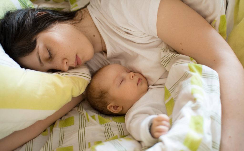 Нужно ли будить ребенка для кормления ночью и как это надо делать