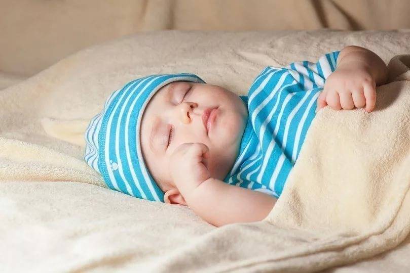 Ребенок вздрагивает во сне: почему дети дергаются ночью