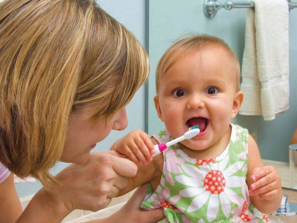 Как правильно чистить зубы детям! когда начинать?