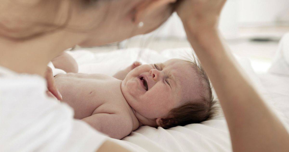 Почему новорожденный дергается во сне и вздрагивает
