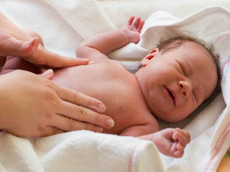 От чего кряхтят новорожденные дети: возможные причины, что делать
