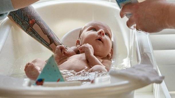 Как правильно купать новорожденного: сколько по времени, как держать, в какой воде купать