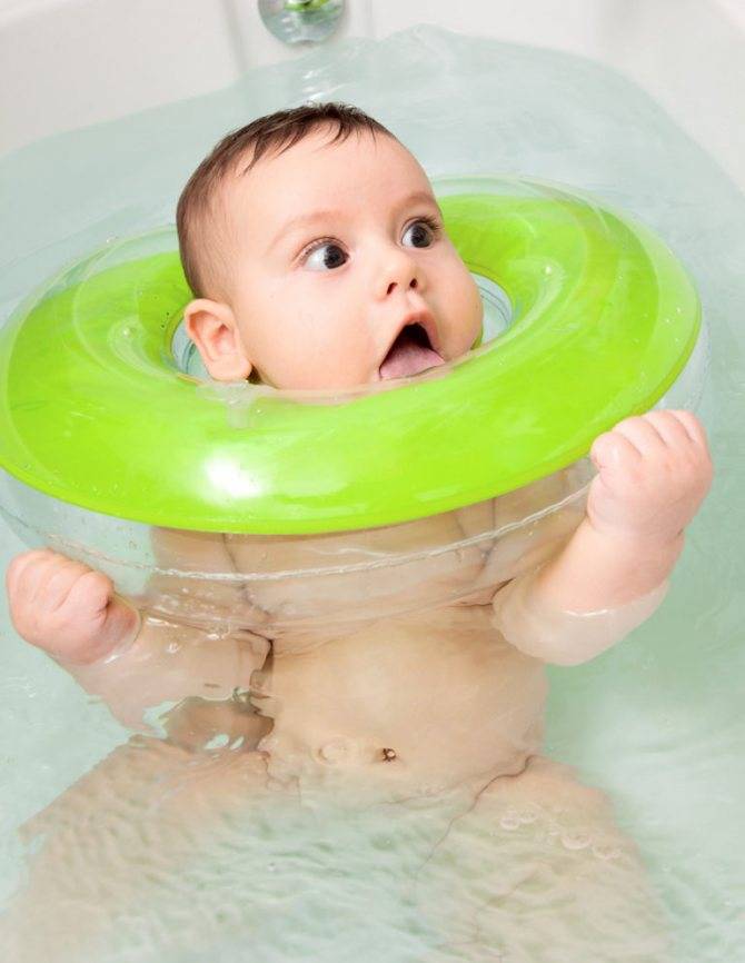 Круг на шею для купания для новорожденных: со скольки месяцев плавать, видео