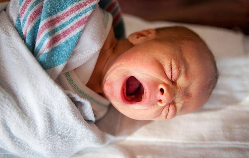 Младенец краснеет и тужится: основные причины и способы помощи