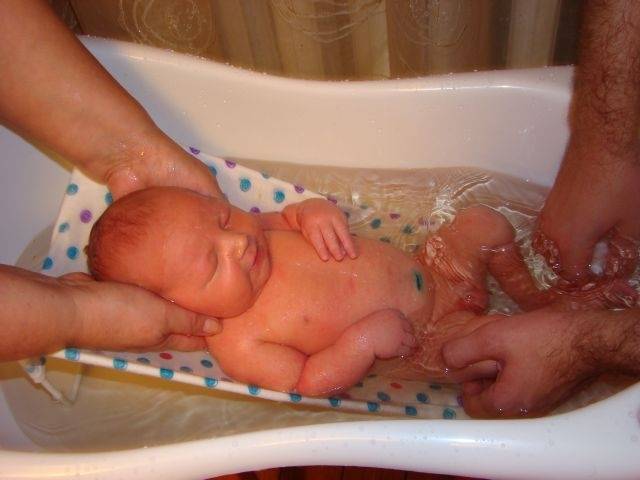 Первое купание новорожденного после роддома: полное руководство