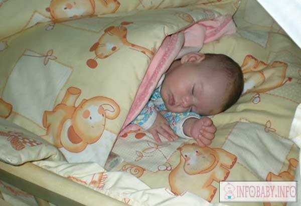 Ребенок сильно потеет во сне, во время кормления: причины (Комаровский)