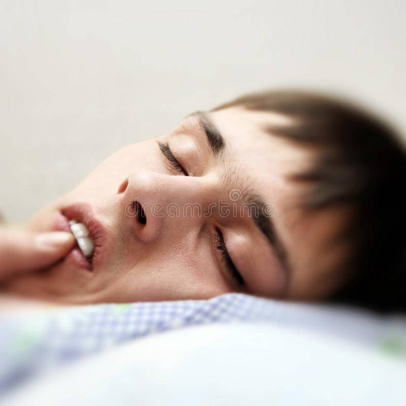 Почему ребенок скрипит зубами во сне - причины