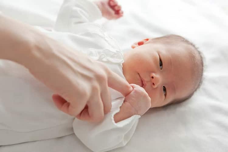 Уход за новорожденным в первый месяц жизни: чего не стоит боятся