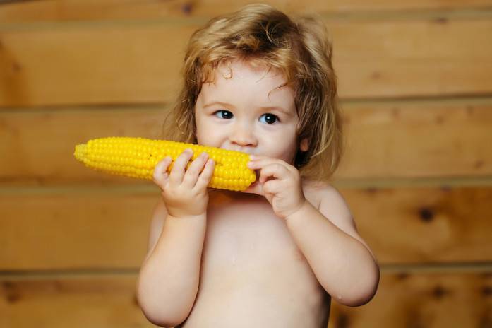 С какого возраста можно давать ребенку вареную кукурузу, чем она полезна? - wikidochelp.ru