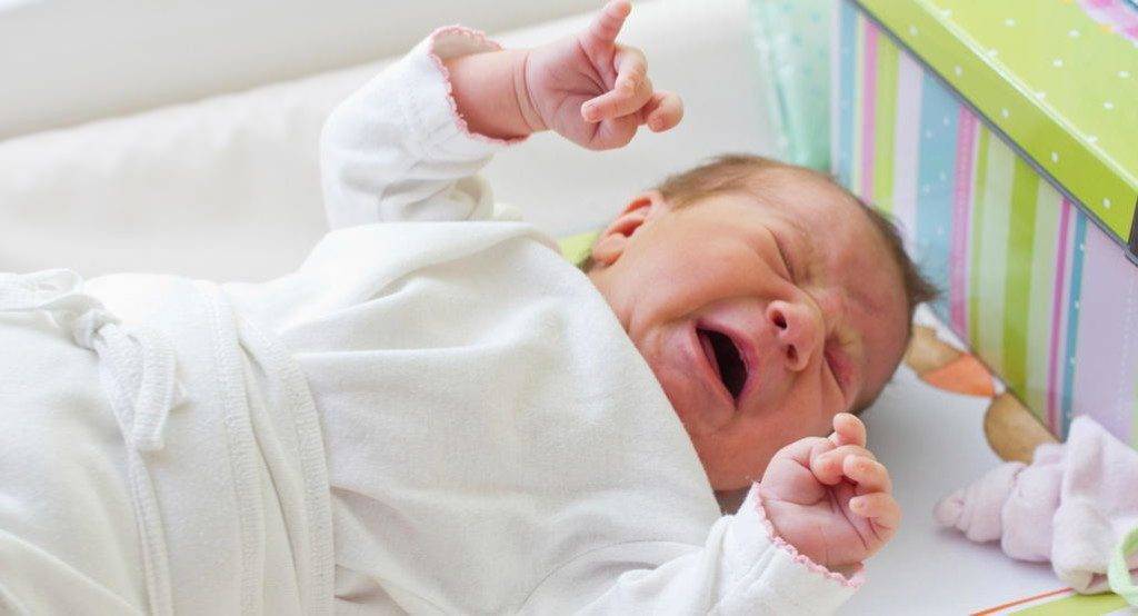 От чего кряхтят новорожденные дети: возможные причины, что делать