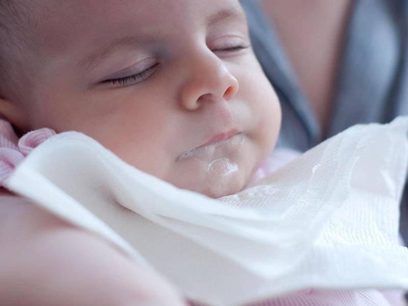Почему новорожденный ребенок икает и срыгивает после кормления