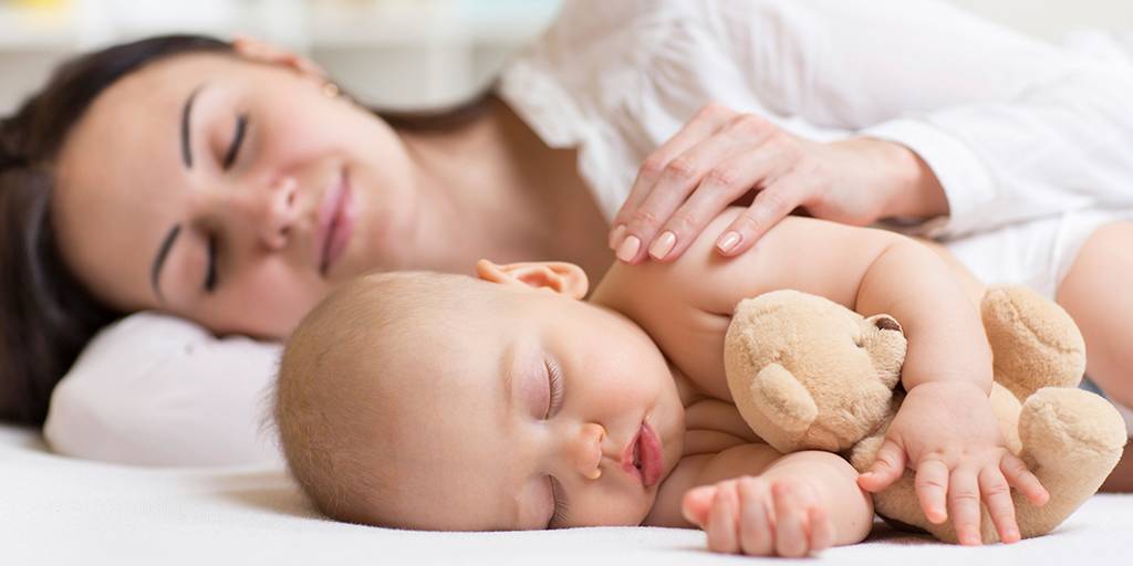 Как правильно будить новорожденного ребенка на кормление: если он спит, в роддоме