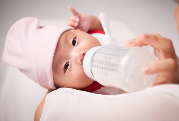 Давать ли ребенку воду при смешанном вскармливании | микролакс®