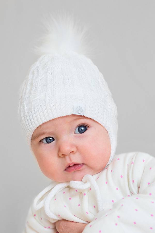 Шапочки для новорожденных спицами и крючком от 0 до 3 месяцев. схемы и описание вязания шапок для новорожденных девочек и мальчиков весенних, летних, зимних