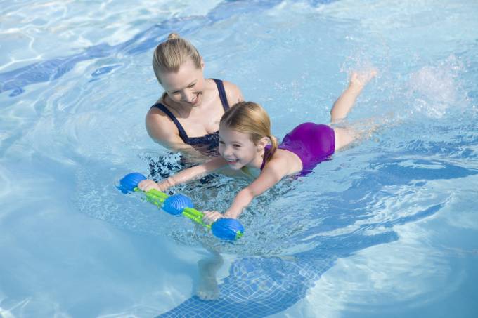 Как научить ребенка плавать: полезные упражнения