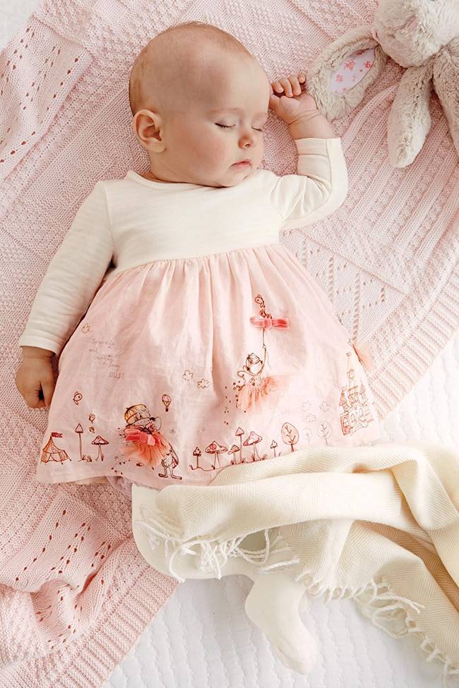 Выбор одежды для новорожденных девочек: красивые вещи для младенцев до года