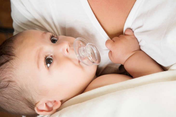 Соска для новорождённого и грудничка: когда и как приучить ребёнка к пустышке без вреда для здоровья