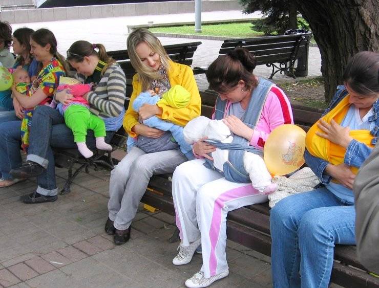 Кормление малыша в общественных местах — как это делать